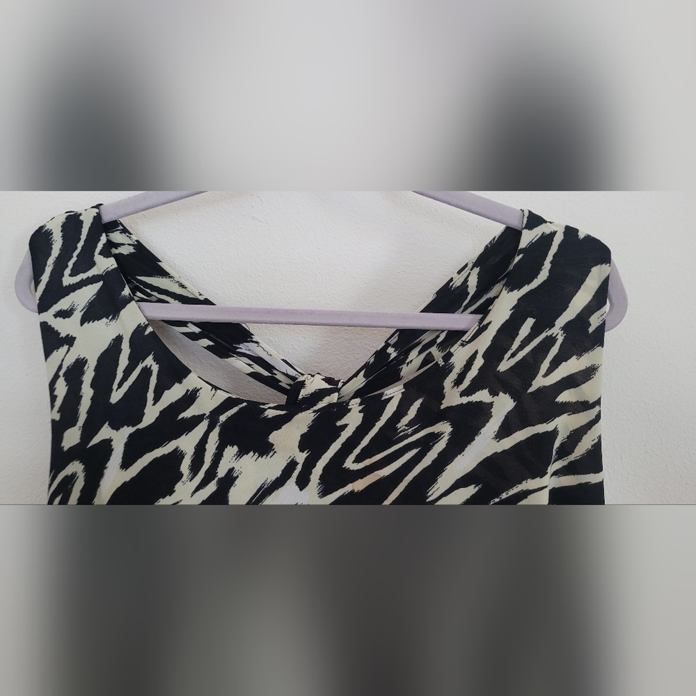 Chic Black and White Abstract Print Dress - Picture 3 of 16